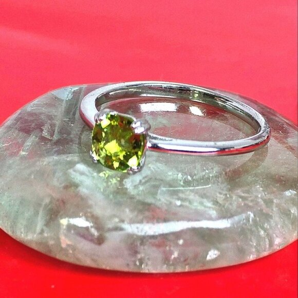 925 Sterling Silver Ring SZ 8.5 with Natural Peridot Gemstone - Picture 10 of 10